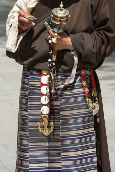 Dettaglio del vestito di una donna tibetana a Lhasa — Foto Stock