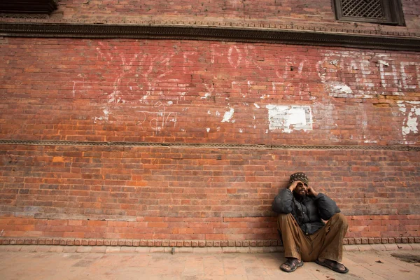 Yorgun ve yoksul adam dinleniyor, kathmandu — Stok fotoğraf