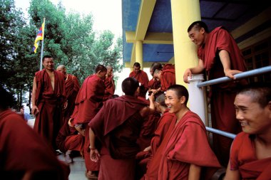 Budistlerin Dalay lama Hindistan görmek için bekleyen gülümseyen