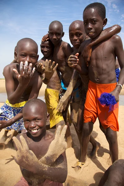 Crianças brincando na praia de Saint Louis — Fotografia de Stock