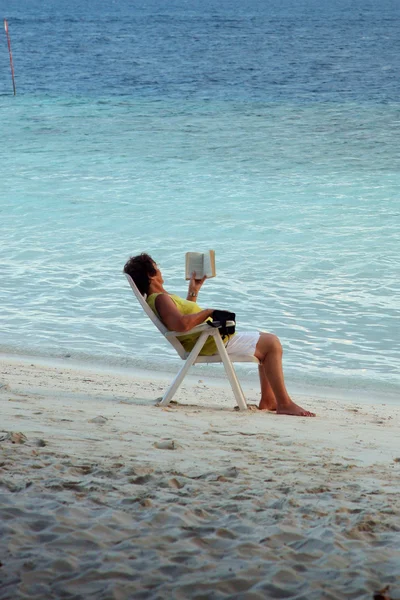 Mujer leyendo — Foto de Stock