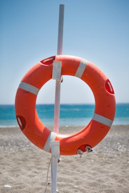 yeleğini çubuğa asılı