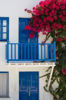 tipik bleu ve beyaz Yunan ev cephe