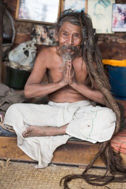 sadhu - Katmandu içinde dua kutsal bir adam