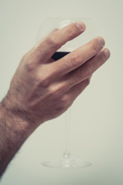 bir kadeh şarap ile yumuşak el