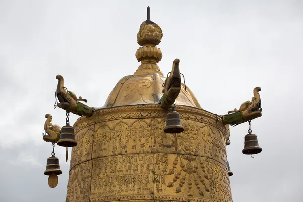 Símbolo religioso de oro en la parte superior de un templo — Foto de Stock