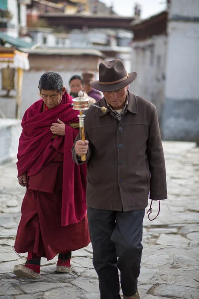 Dos monjes rezando pasando por la calle —  Fotos de Stock