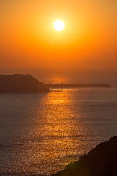 ดวงอาทิตย์ตกที่ชายหาด Santorini ในกรีซ — ภาพถ่ายสต็อก