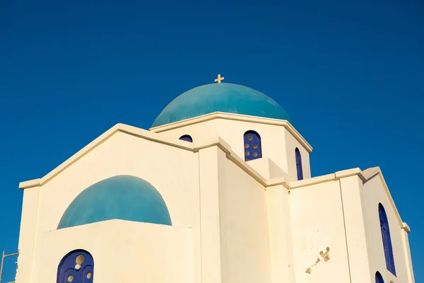 Prachtige blauwe en witte orthodoxe kerk — Stockfoto