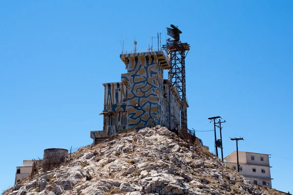Коммуникационная башня на холме в Санторини — стоковое фото