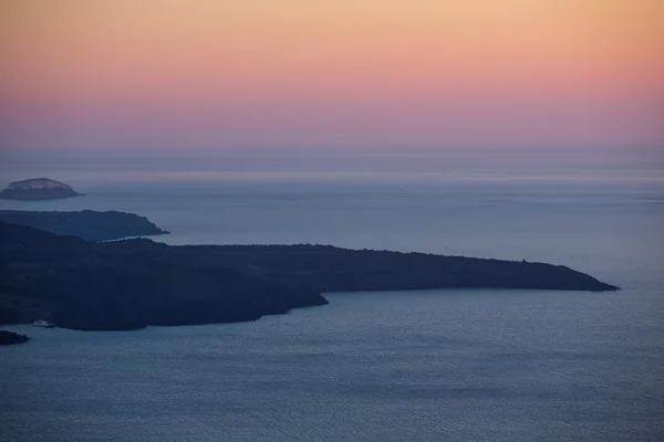 ギリシャの日暮れでサントリーニ島のビーチの眺め — ストック写真