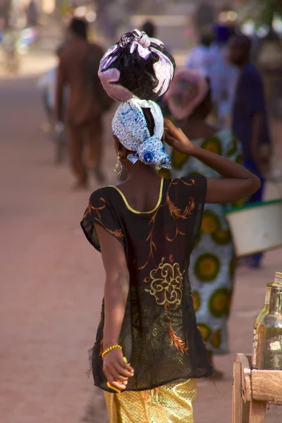 O femeie mergând pe strada aglomerată din Mopti — Fotografie, imagine de stoc