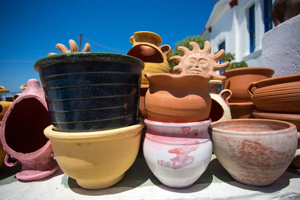 Verschiedene Keramiktöpfe und andere Gegenstände — Stockfoto