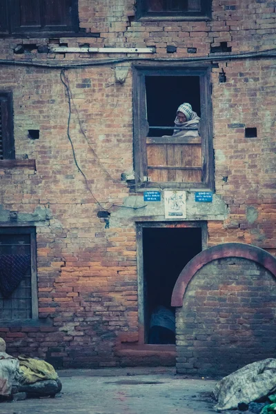 Hombre colgando por la ventana —  Fotos de Stock