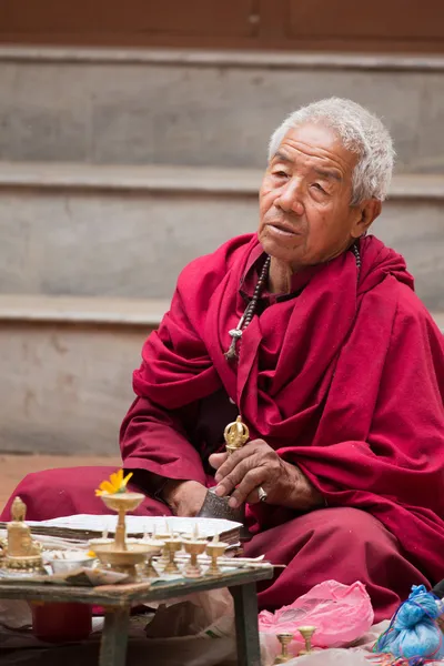 Oude monnik bidden in kathmandu — Stockfoto