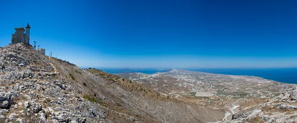 通信塔上一座山的圣托里尼岛 — 图库照片