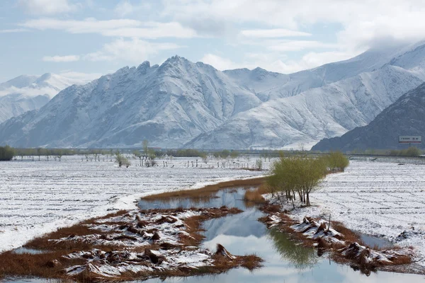 Hermoso panorama de las montañas y el río  . — Foto de Stock