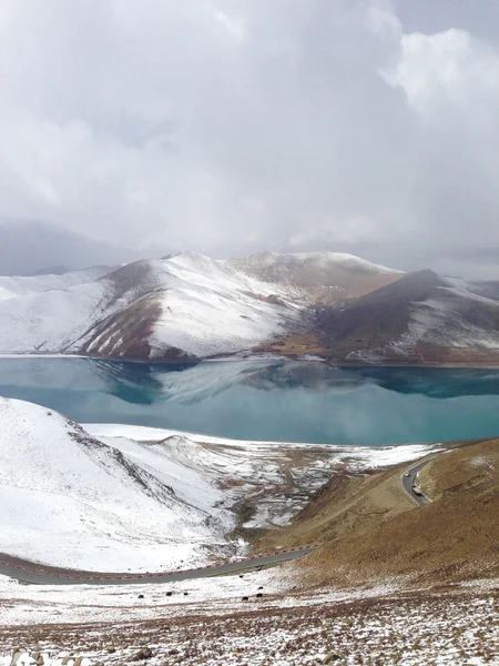 Montanha e lago no Tibete. China, 2013 — Fotografia de Stock