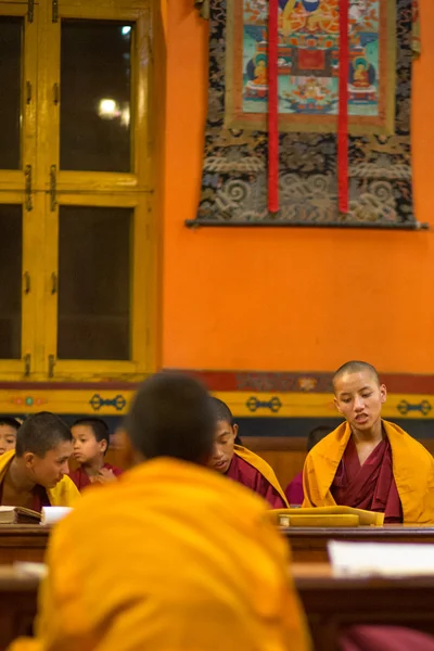 Group of children praying in Kathmandu — Stock Photo, Image