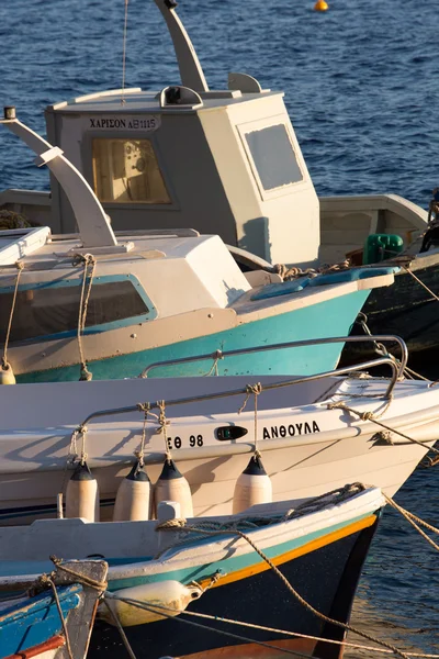 Geleneksel balıkçı tekneleri oia Harbor — Stok fotoğraf