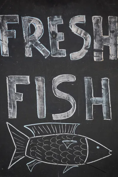 Un letrero manuscrito promoviendo pescado fresco — Foto de Stock