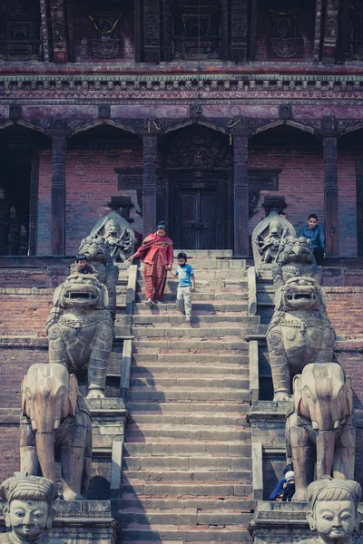 Woman and her child coming of stairs. — Stock Photo, Image