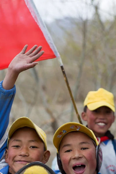 Bambini che giocano con una bandiera cinese rossa — Foto Stock