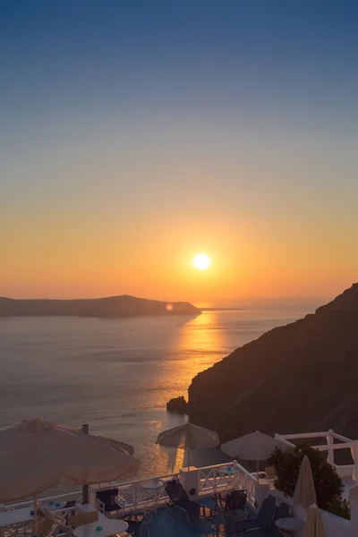 Schöner sonnenuntergang am strand von santorini in griechenland — Stockfoto