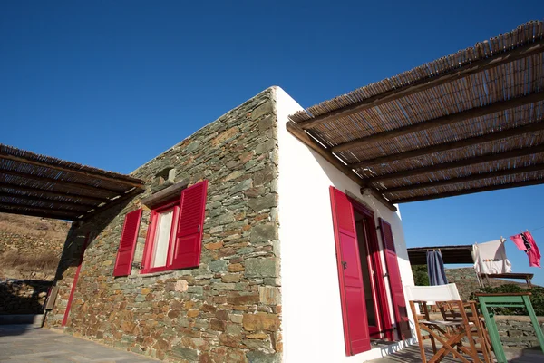 Taras i bliska od typowych elewacji na wyspie folegandros. — Zdjęcie stockowe
