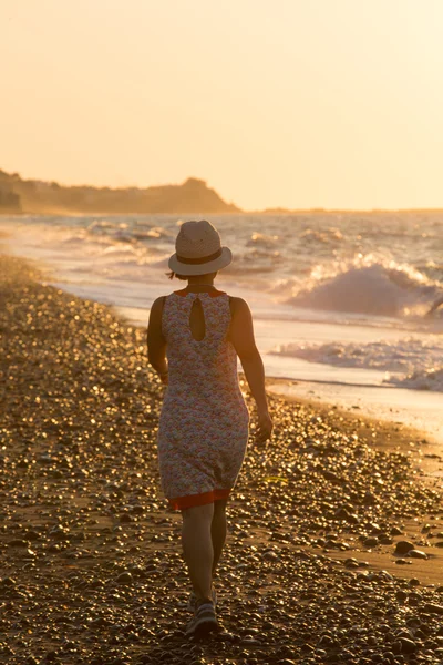 Kumsalda yürüyen bir kadın — Stok fotoğraf