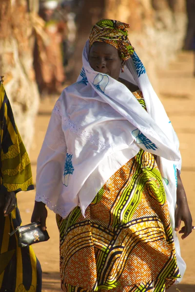 Woman walking in the busy street of Mopti — Stock Photo, Image