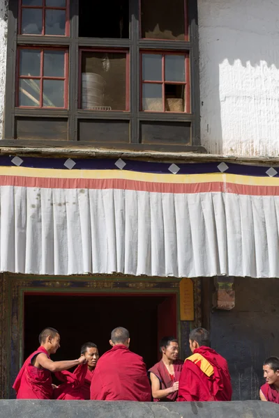 Unidentified monks talking and preparing a traditional ceremony — Stock Photo, Image