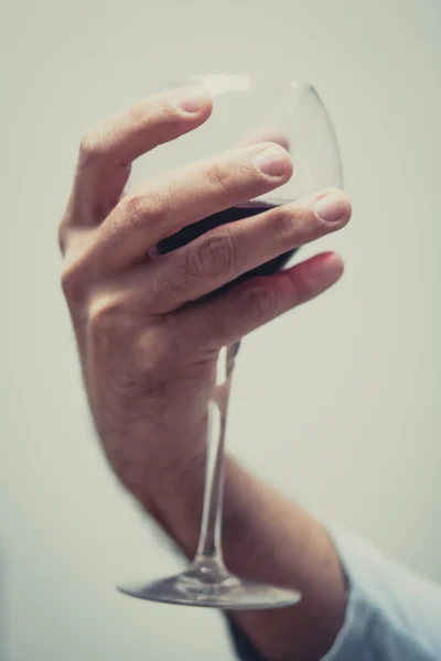 와인 한 잔과 부드러운 손 — 스톡 사진