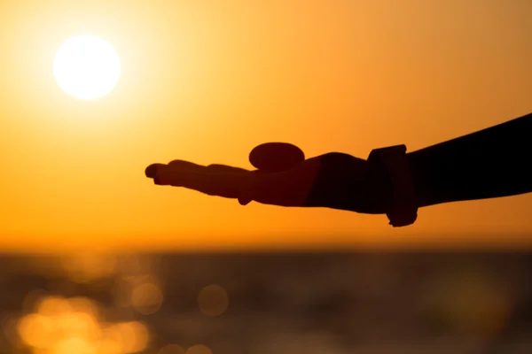 Posando mão com uma pedra — Fotografia de Stock