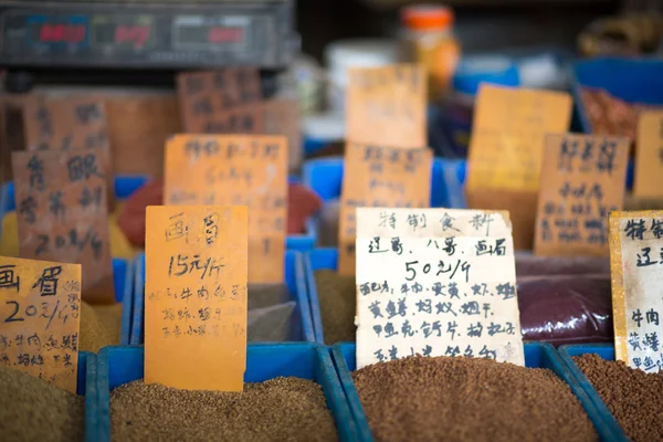 在当地市场的各种豆类 — 图库照片