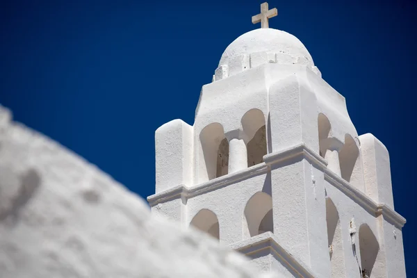 Splendida chiesa ortodossa bianca — Foto Stock