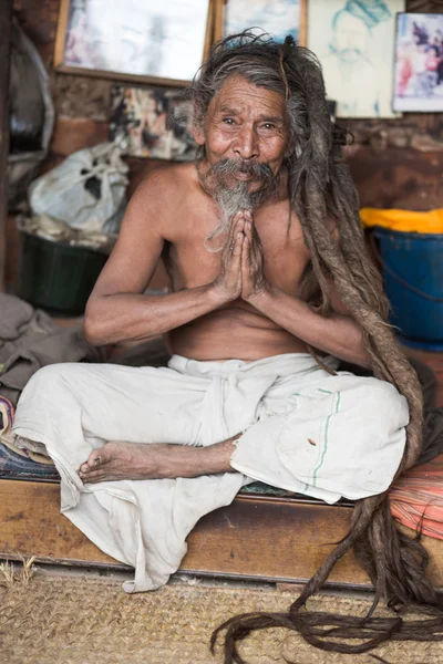 Sádhu - svatý muž se modlí v Káthmándú — Stock fotografie