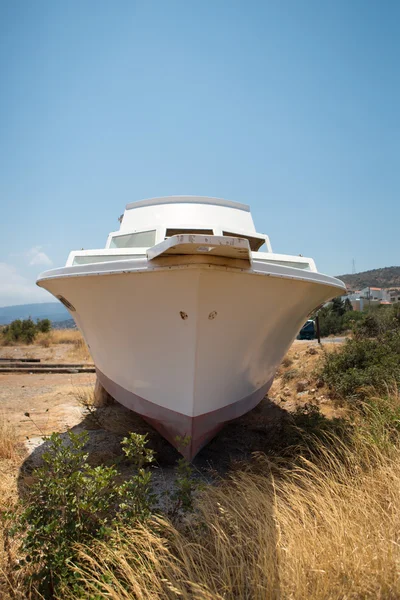 Barco abandonado varado en la costa . —  Fotos de Stock