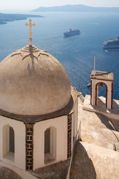 Passing cruise-boats and ornamented orthodox cross — Stock Photo, Image