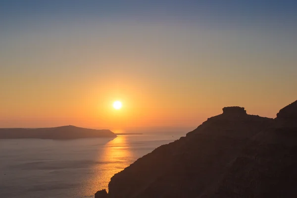 Hermosa puesta de sol en la playa de Santorini en Grecia —  Fotos de Stock