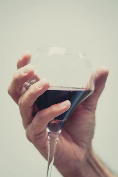 Mano suave con una copa de vino — Foto de Stock