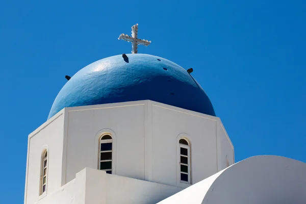 Церковь XVIII века и ее своеобразная голубая куполообразная башня — стоковое фото