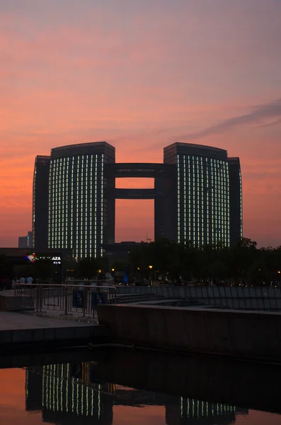 Bâtiment moderne avec coucher de soleil — Photo