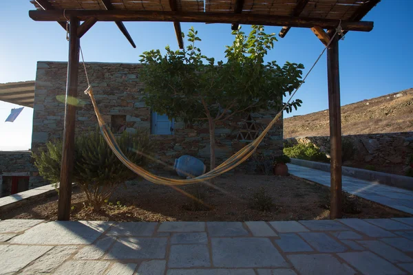 Terrazza e primo piano da una tipica facciata a Folegandros . — Foto Stock