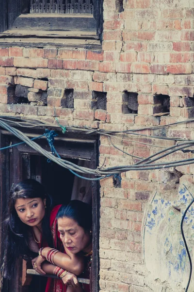 Dwie kobiety tradycyjne w bhaktapur — Zdjęcie stockowe