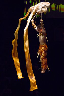 eylem bir sirkte Acrobat'ta adam