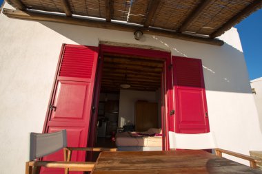 Teras ve yakın çekim dan folegandros, tipik bir cephe.