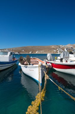 Ege Denizi üzerinde küçük balıkçılar tekneleri