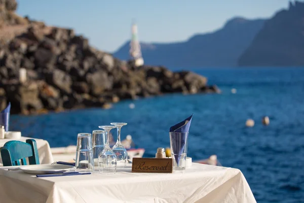 Зарезервований стіл перед Егейським морем — стокове фото
