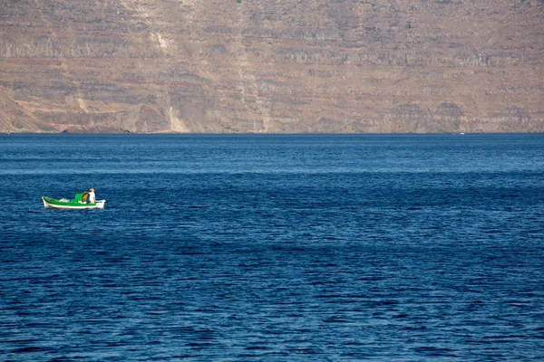 Маленький рибальський човен на Егейському морі — стокове фото